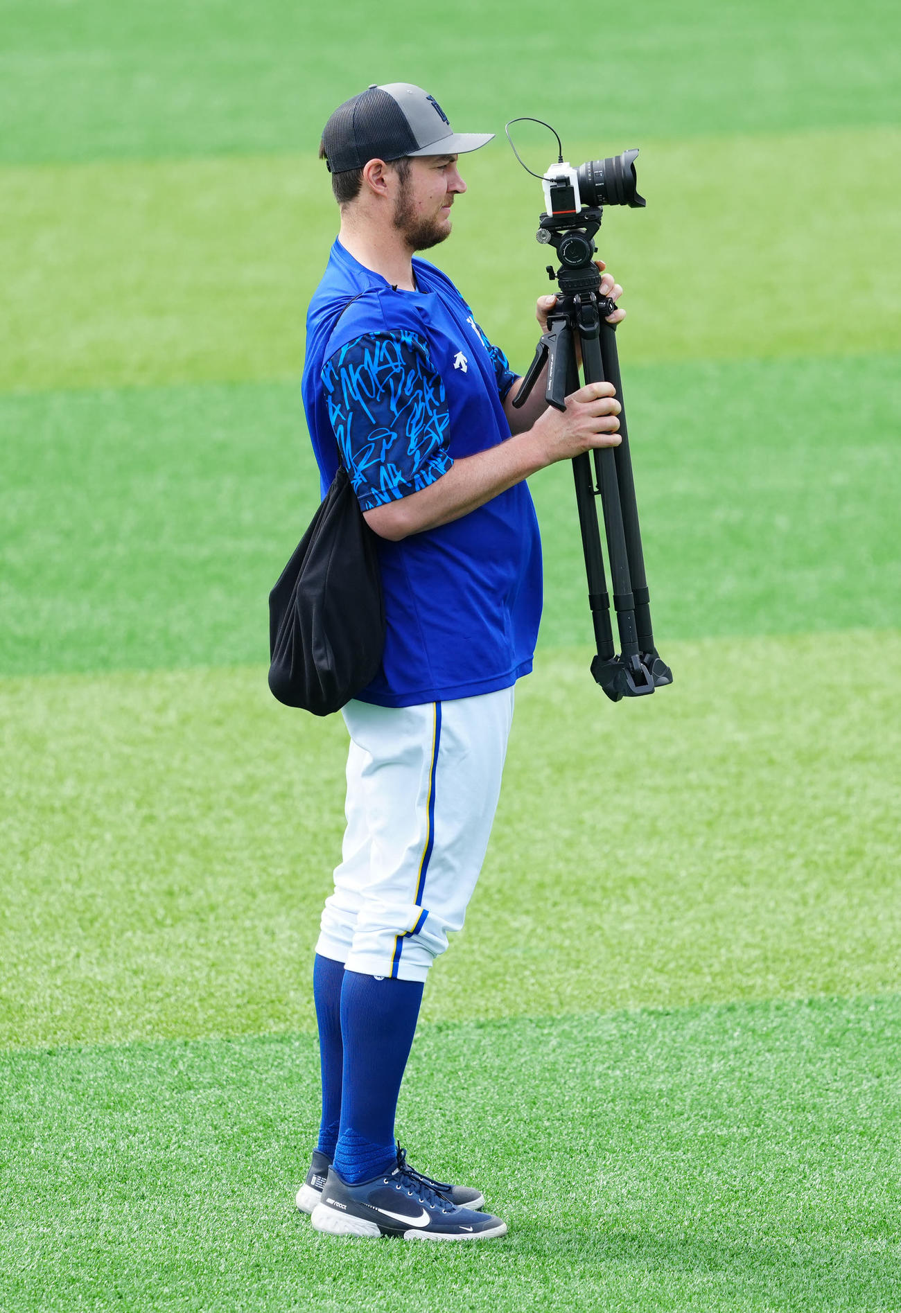 DeNA対中日　映像を撮影しながら試合前練習に向かうDeNAバウアー（撮影・江口和貴）