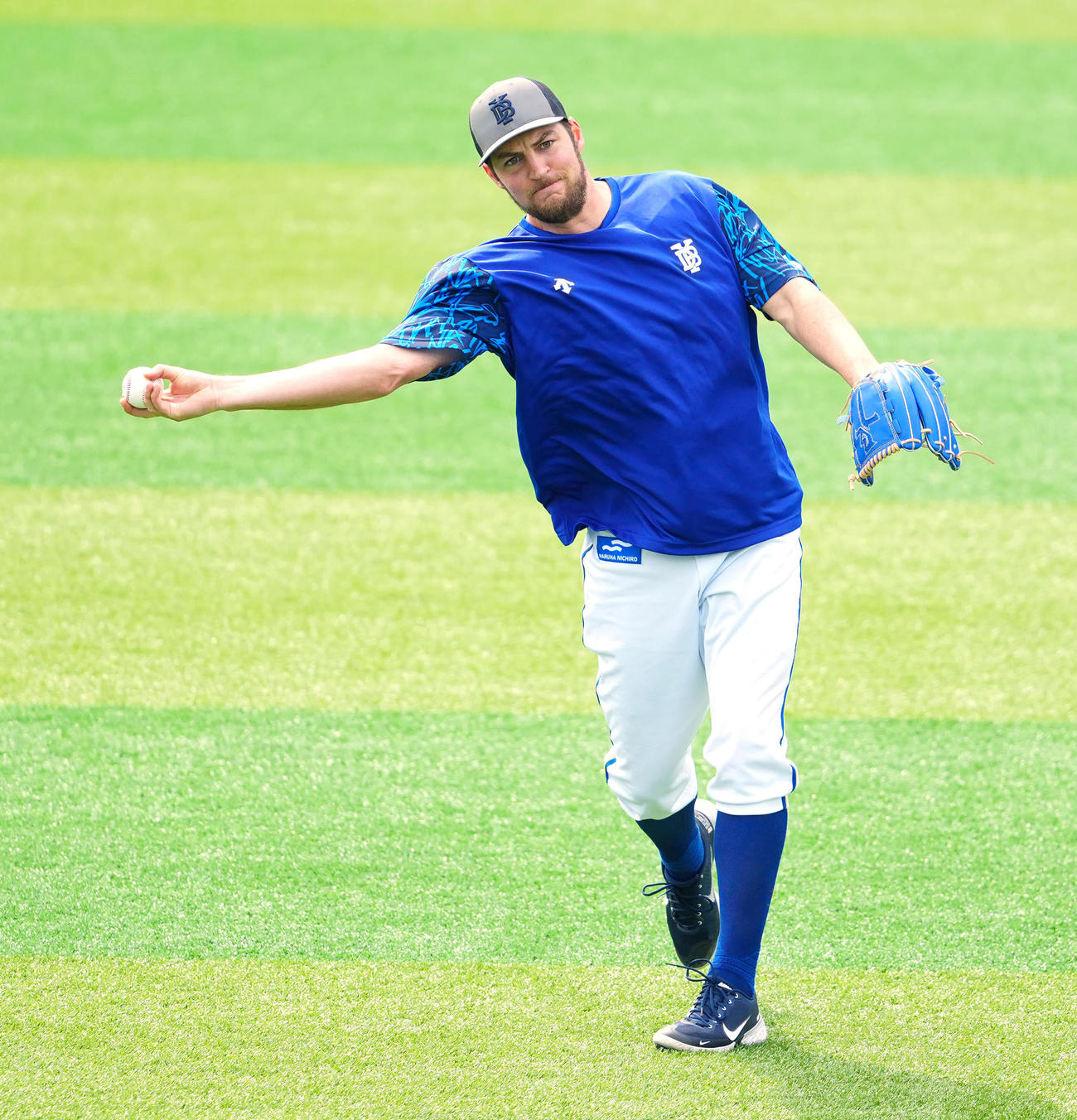 DeNA対中日　試合前、サイドスローでキャッチボールするDeNAバウアー（撮影・江口和貴）