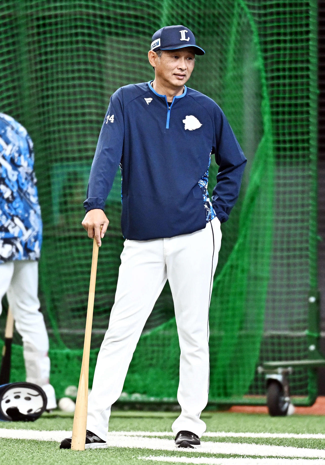 西武対日本ハム　試合前練習を見守る西武西口監督（撮影・滝沢徹郎）