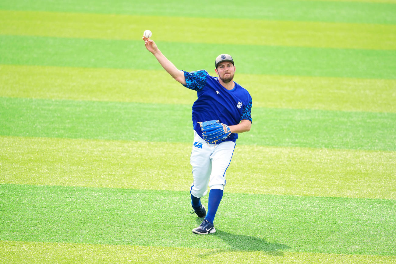 DeNA対中日　試合前練習でキャッチボールするDeNAバウアー（撮影・江口和貴）