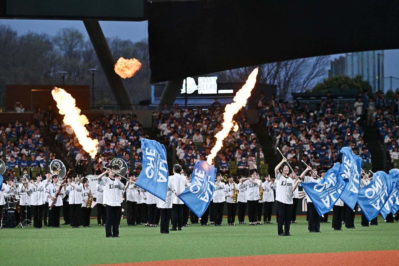 西武対日本ハム　オープニングセレモニーでパフォーマンスをする伊奈学園総合高校吹奏楽部と川越女子高校カラーガード部（撮影・滝沢徹郎）