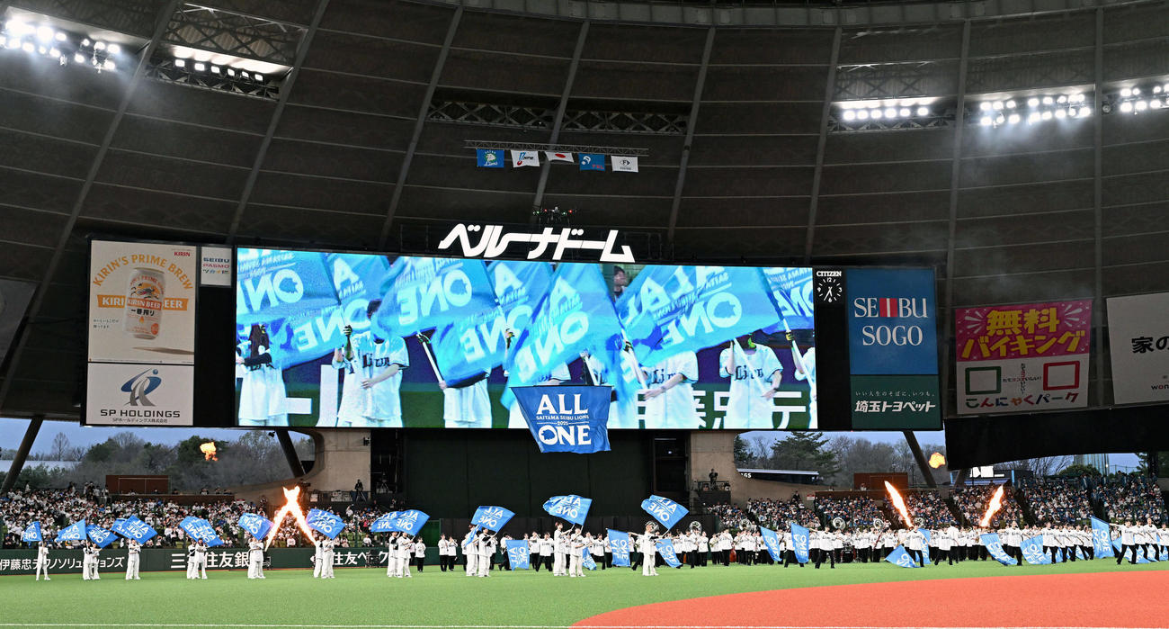 西武対日本ハム　オープニングセレモニーでパフォーマンスをする伊奈学園総合高校吹奏楽部と川越女子高校カラーガード部（撮影・滝沢徹郎）