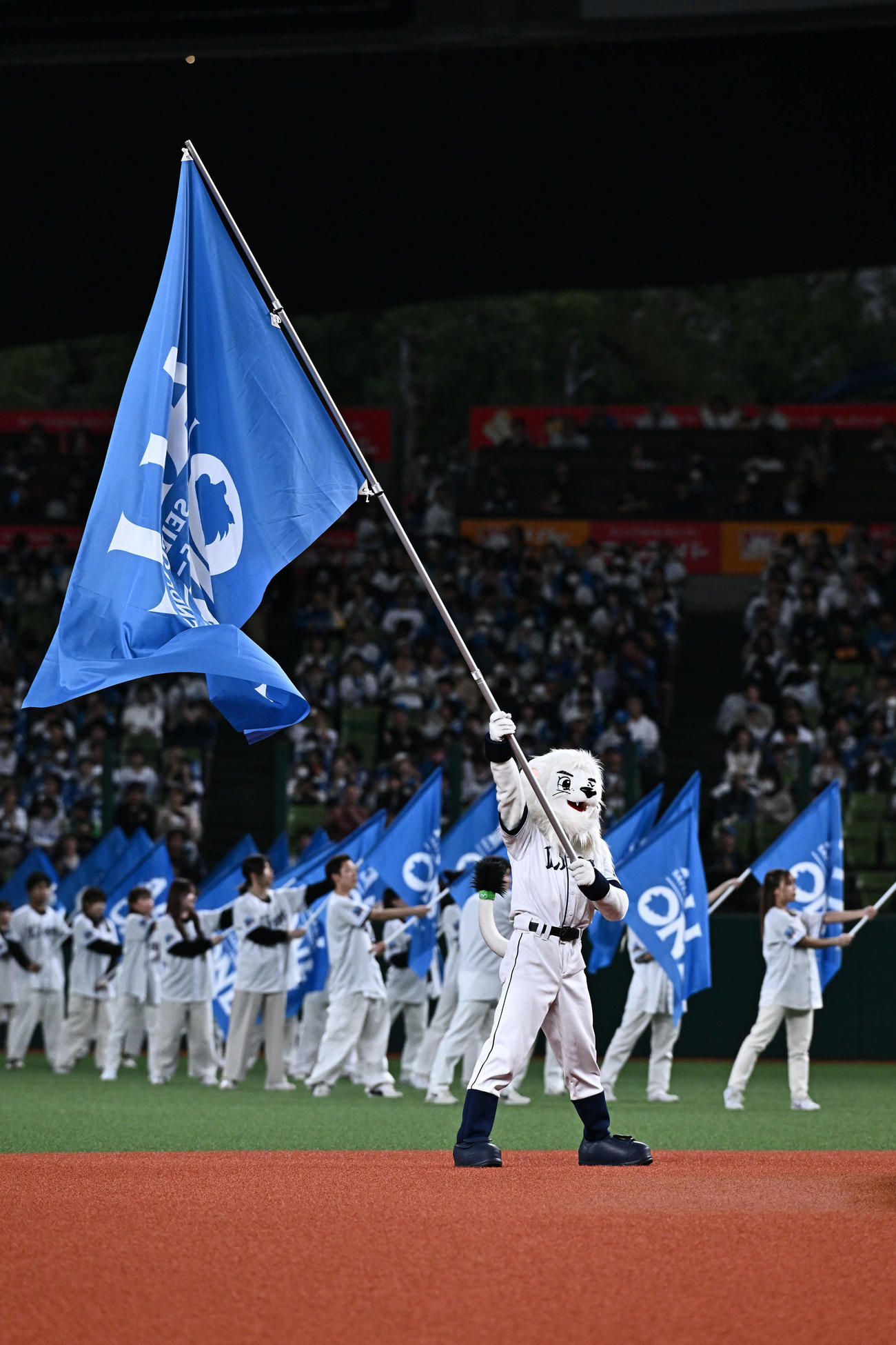 西武対日本ハム　オープニングセレモニーで旗を振るレオ（撮影・滝沢徹郎）