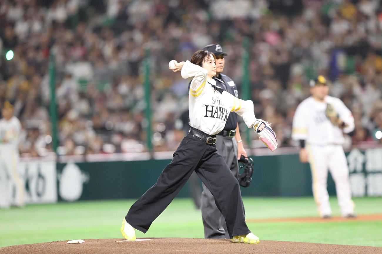 ソフトバンク対ロッテ　始球式で見事な投球を見せた上戸彩（撮影・梅根麻紀）