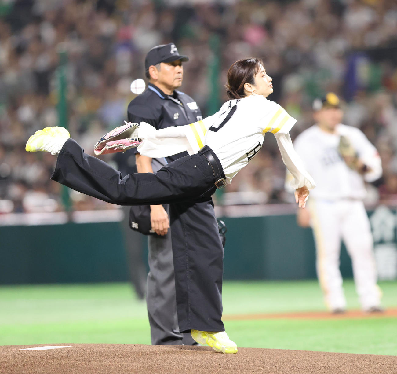 ソフトバンク対ロッテ　始球式で見事な投球を見せた上戸彩（撮影・梅根麻紀）