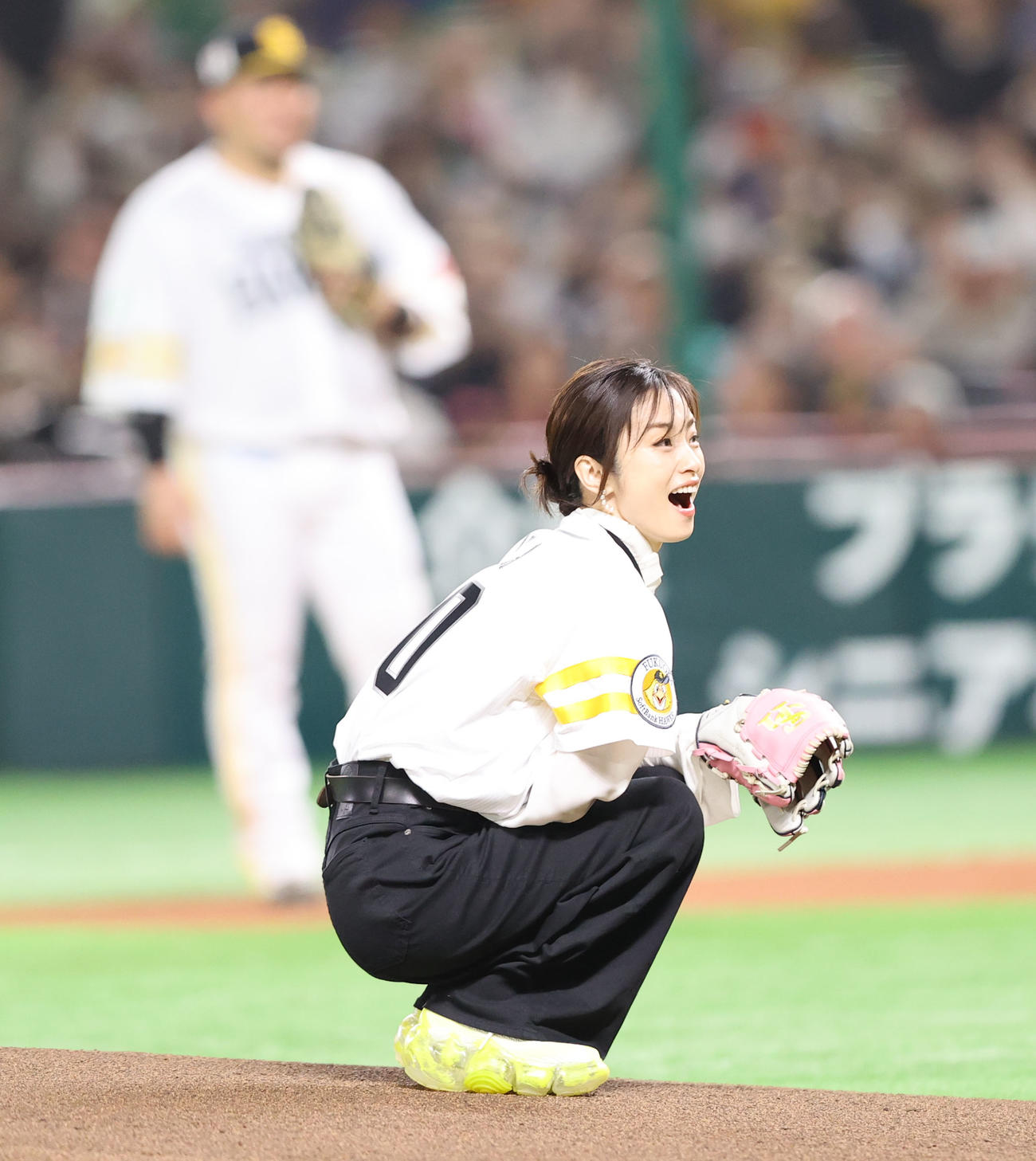 ソフトバンク対ロッテ　始球式で見事な投球を見せた上戸彩（撮影・梅根麻紀）