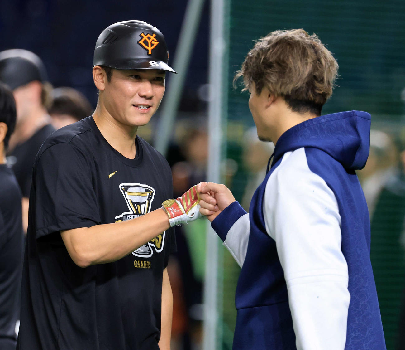 巨人対ヤクルト　試合前、グータッチであいさつする巨人坂本（左）とヤクルト西川（撮影・浅見桂子）