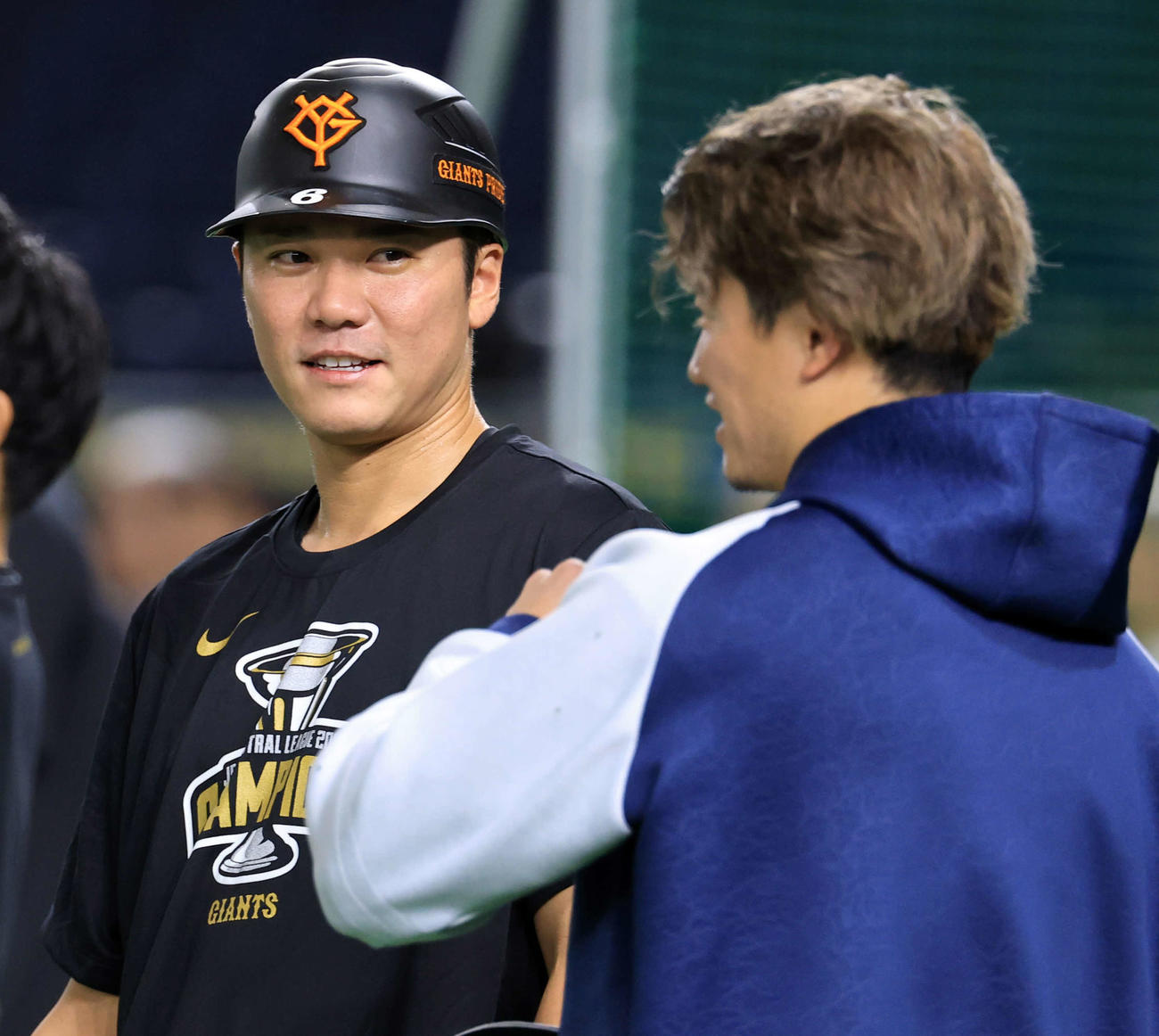 巨人対ヤクルト　試合前、笑顔で話す巨人坂本（左）とヤクルト西川（撮影・浅見桂子）