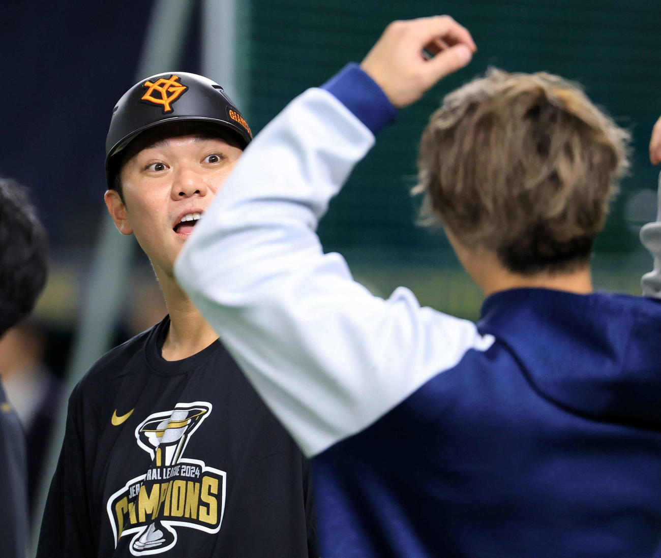 巨人対ヤクルト　試合前、笑顔で話す巨人坂本（左）とヤクルト西川（撮影・浅見桂子）