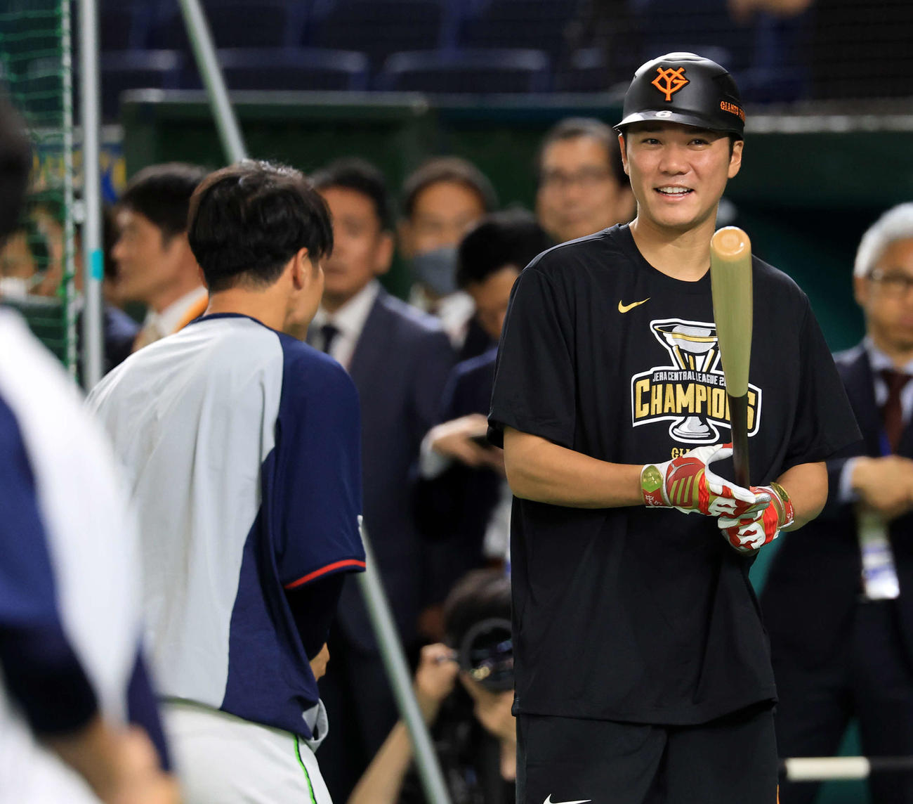 巨人対ヤクルト　試合前、ヤクルト茂木（手前）からあいさつされる巨人坂本（撮影・浅見桂子）