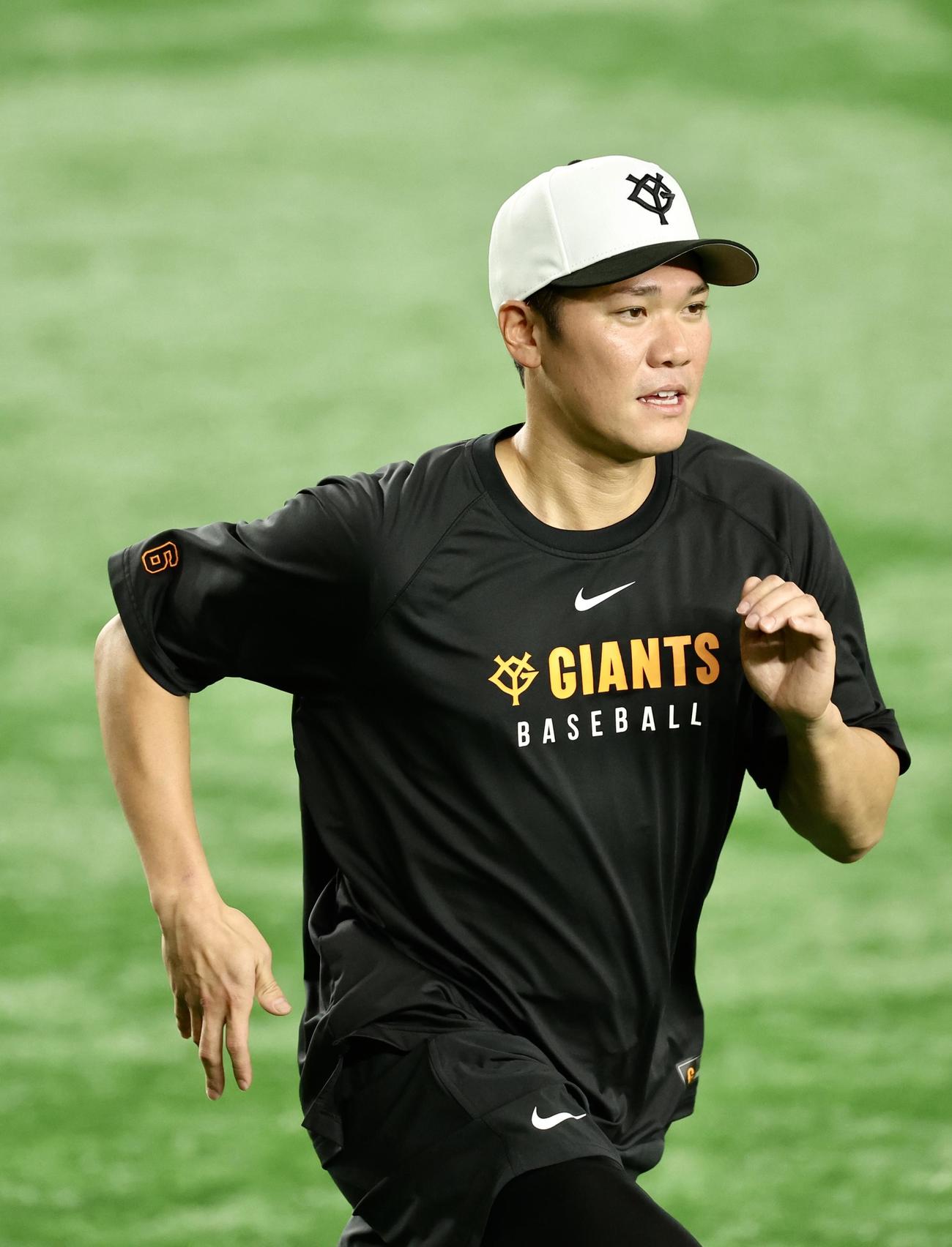 巨人対ヤクルト　試合前、ウオーミングアップする巨人坂本（撮影・河田真司）