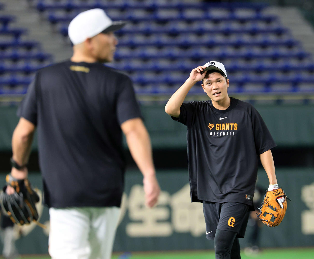 巨人対ヤクルト　試合前練習する巨人坂本（右）は阿部監督にあいさつ（撮影・浅見桂子）