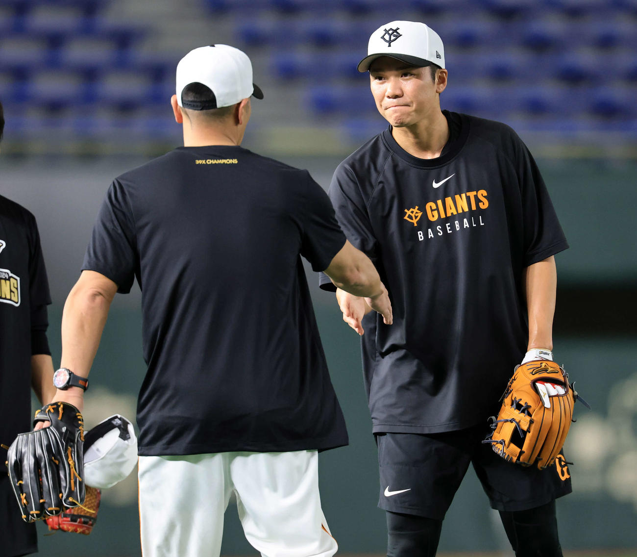 巨人対ヤクルト　試合前練習する巨人坂本（右）と握手する阿部監督（撮影・浅見桂子）