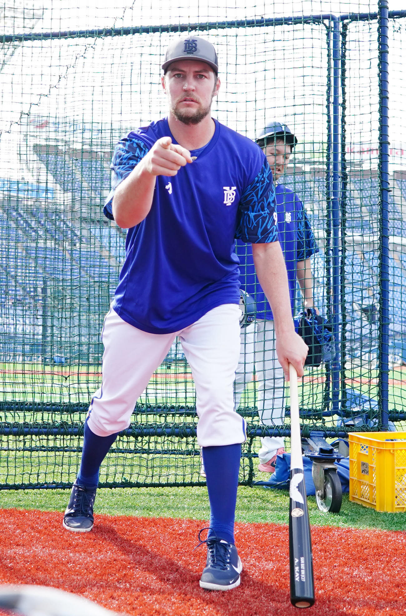 DeNA対中日　試合前、バント練習でボールの行方を指さすDeNAバウアー（撮影・江口和貴）