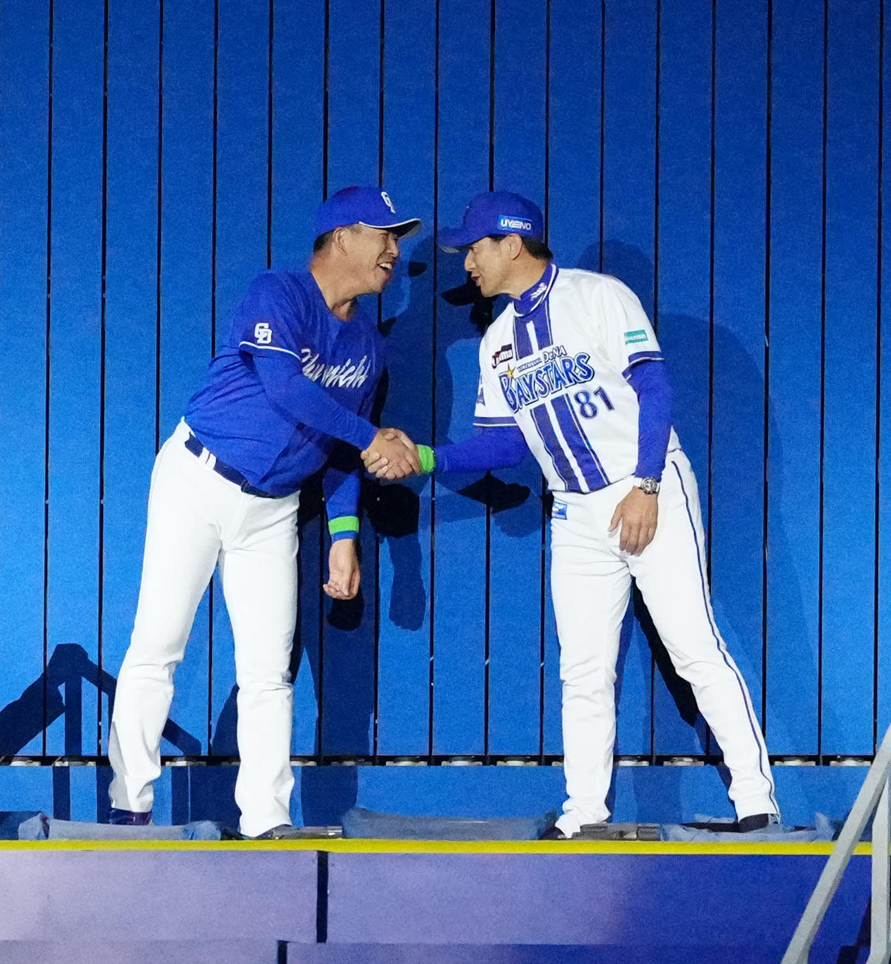 DeNA対中日　試合前、開幕セレモニーで入場し握手を交わすDeNA三浦監督（右）と中日井上監督（撮影・江口和貴）