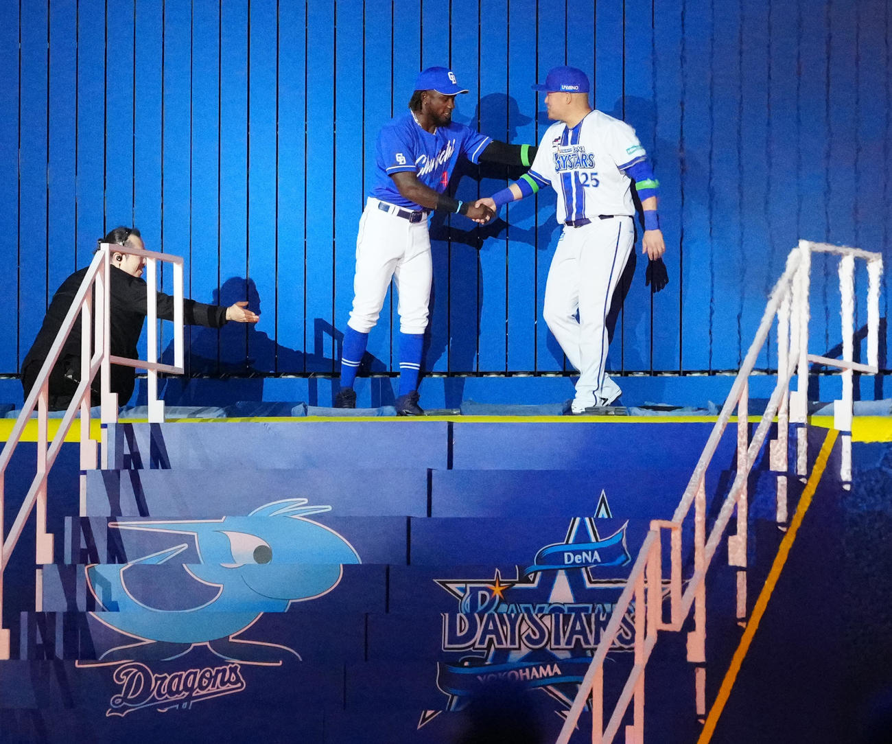 DeNA対中日　試合前、開幕セレモニーで入場し握手を交わすDeNA筒香（右）と中日カリステ（撮影・江口和貴）