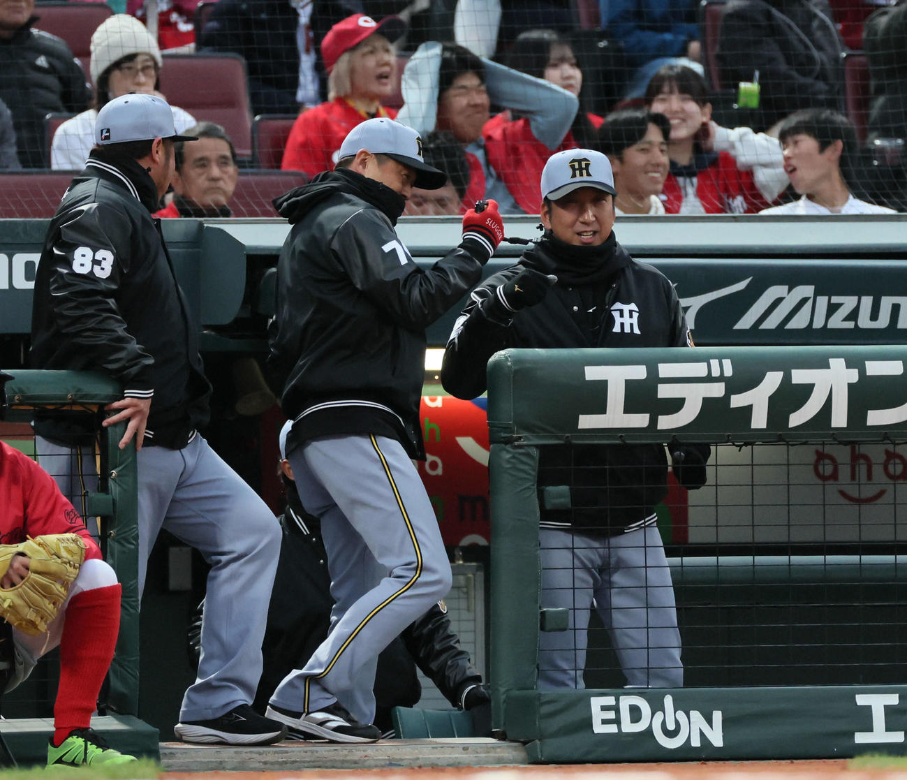 広島対阪神　1回表阪神1死一塁、佐藤輝の先制2点本塁打に喜ぶ藤川監督（右）ら（撮影・加藤孝規）