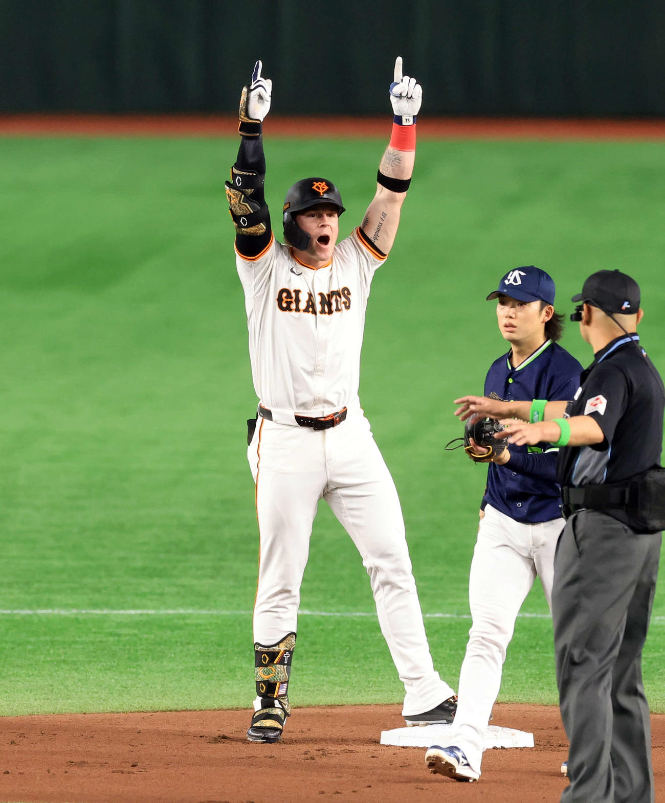 巨人対ヤクルト　1回裏巨人無死一塁、キャベッジは二塁打を放ちベンチに雄たけびを上げてポーズ（撮影・浅見桂子）