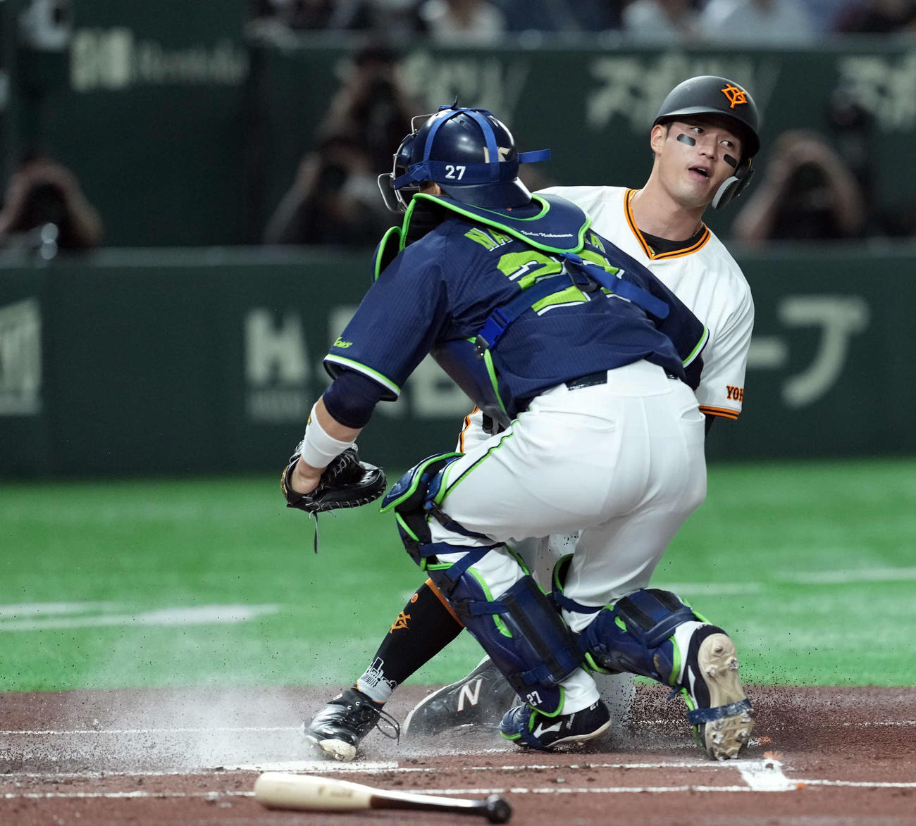 巨人対ヤクルト　1回裏巨人1死二、三塁、吉川の一ゴロで三走若林が本塁突くもアウト（撮影・たえ見朱実）