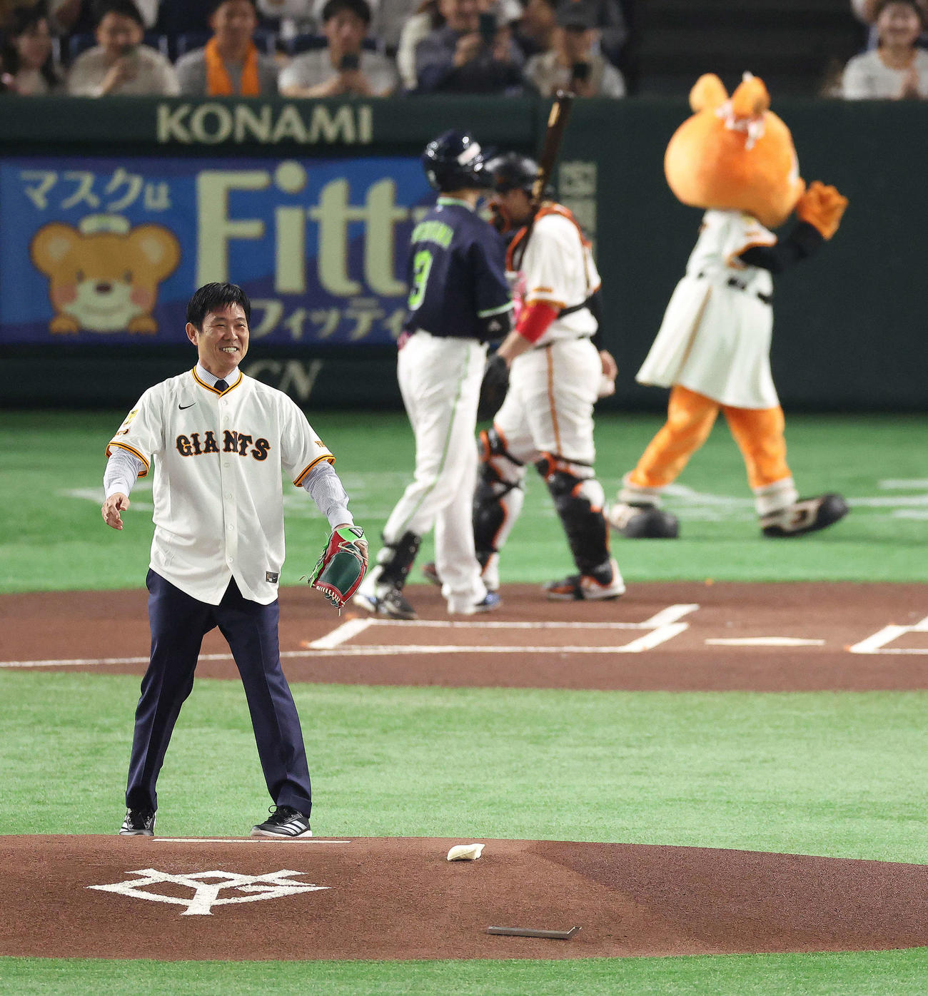 巨人対ヤクルト　開始前、始球式を務めたサッカー日本代表森保監督（撮影・河田真司）