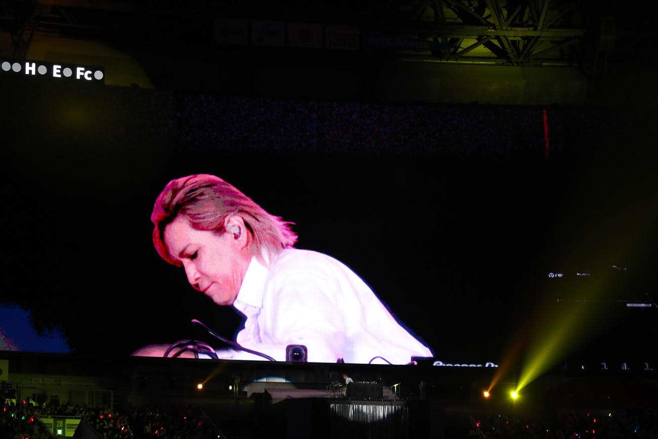 ソフトバンク対ロッテ　開幕セレモニーを盛り上げた小室哲哉（撮影・梅根麻紀）