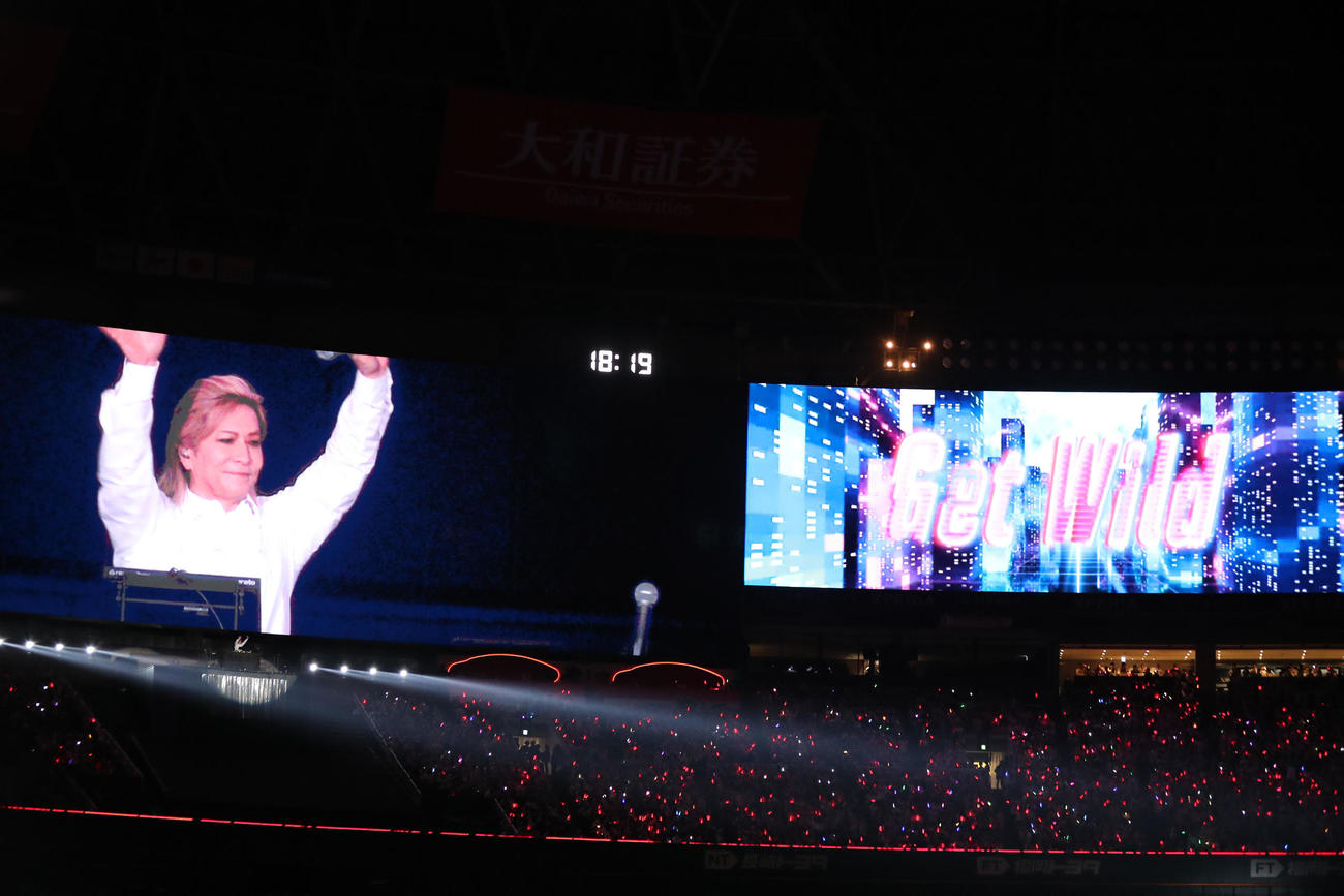 ソフトバンク対ロッテ　開幕セレモニーを盛り上げた小室哲哉（撮影・梅根麻紀）