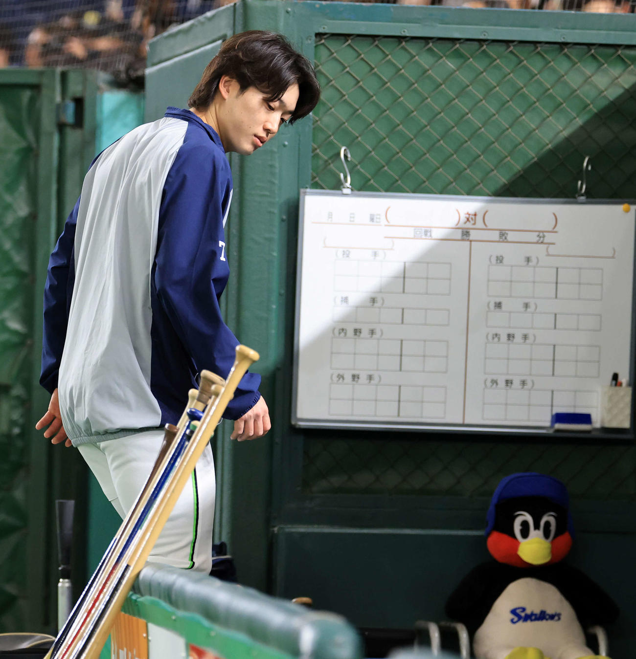 巨人対ヤクルト　試合前、つば九郎のぬいぐるみの横を降りるヤクルト長岡（撮影・浅見桂子）