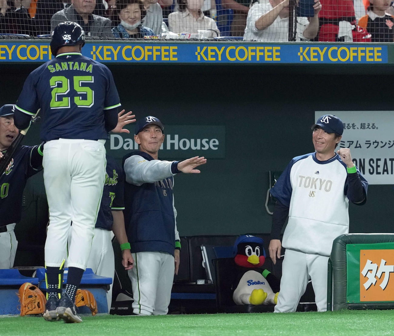 巨人対ヤクルト　6回表ヤクルト無死、ソロ本塁打を放ったサンタナを迎える高津監督とつば九郎のぬいぐるみ（撮影・たえ見朱実）