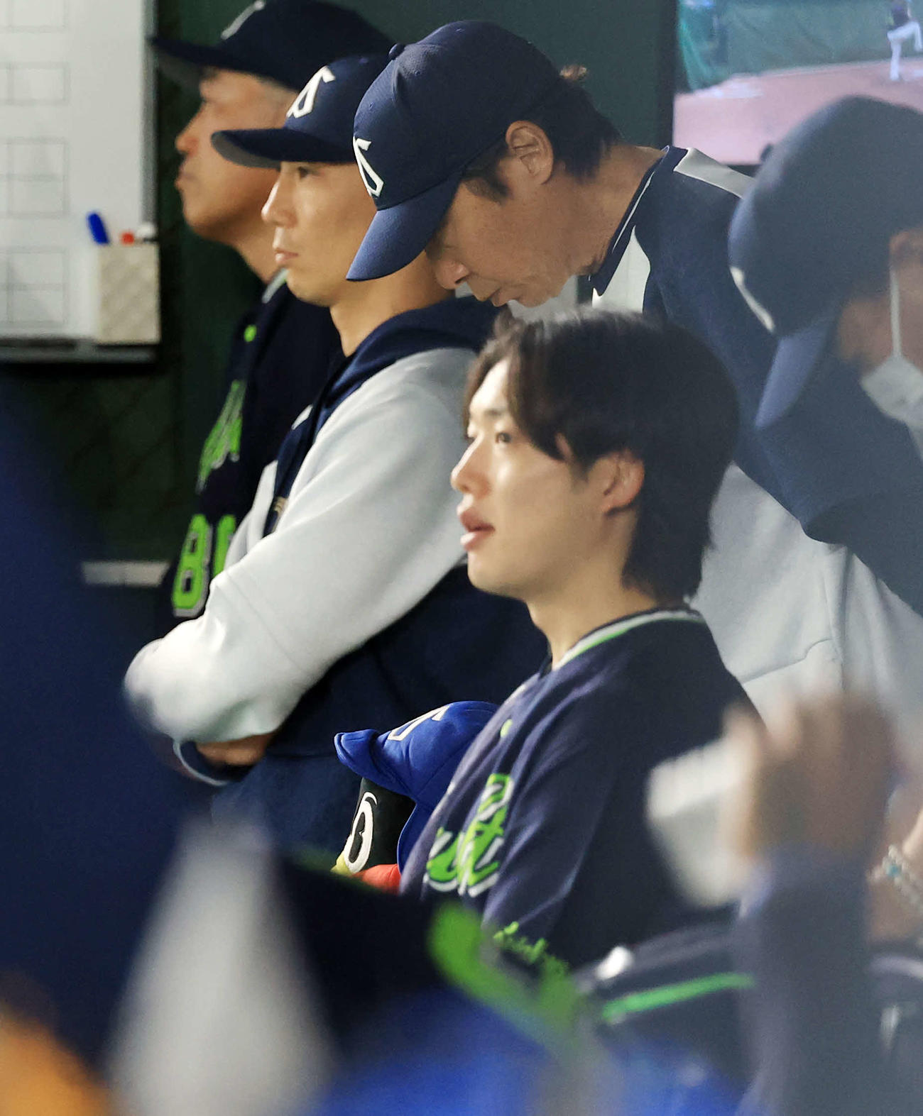 巨人対ヤクルト　9回表ヤクルトの攻撃中、ベンチに座るつば九郎の人形をのぞきこむ高津監督（右）（撮影・浅見桂子）