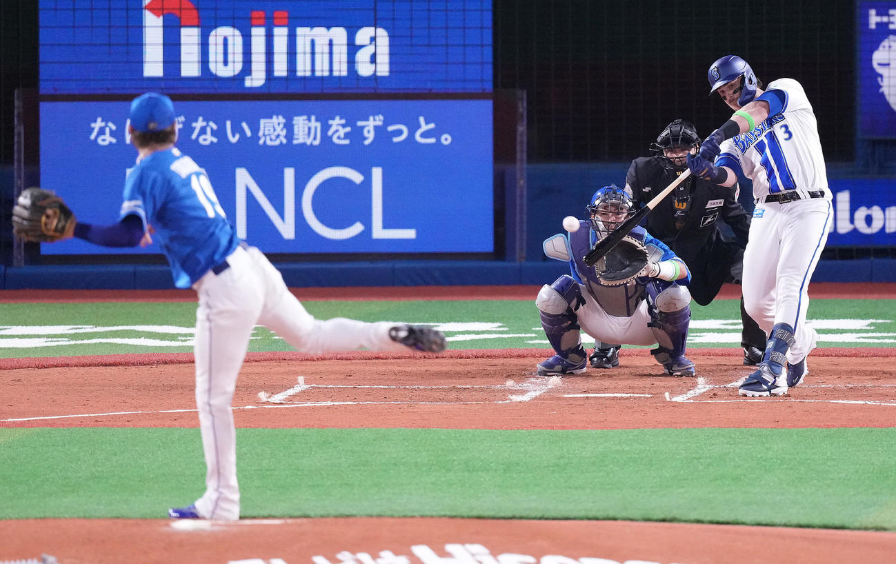 DeNA対中日　1回裏DeNA2死一塁、先制の右適時二塁打を放つオースティン。投手高橋宏（撮影・鈴木みどり）