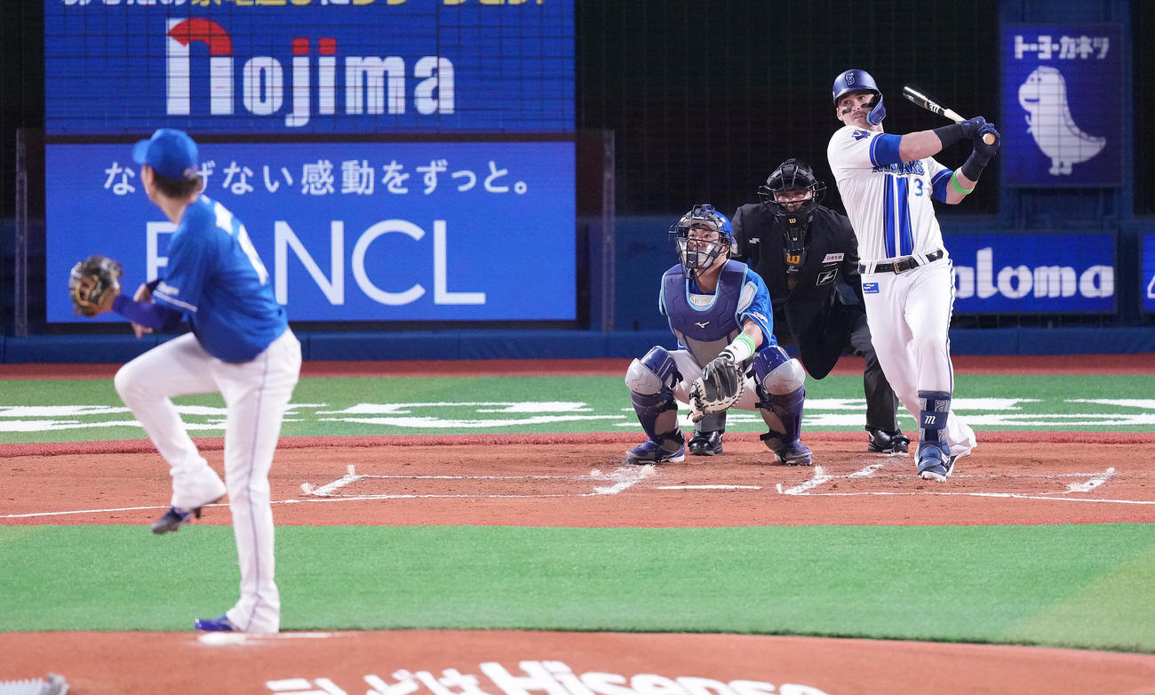 DeNA対中日　1回裏DeNA2死一塁、先制の右適時二塁打を放つオースティン。投手高橋宏（撮影・鈴木みどり）