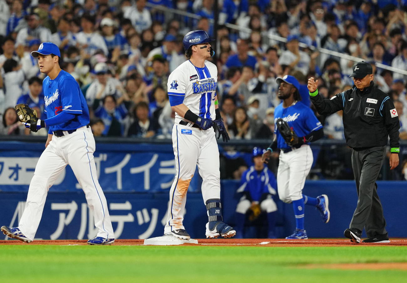 DeNA対中日　1回裏DeNA2死一塁、先制適時二塁打で三塁進塁を狙うもタッチアウトとなったオースティン（中央）（撮影・江口和貴）