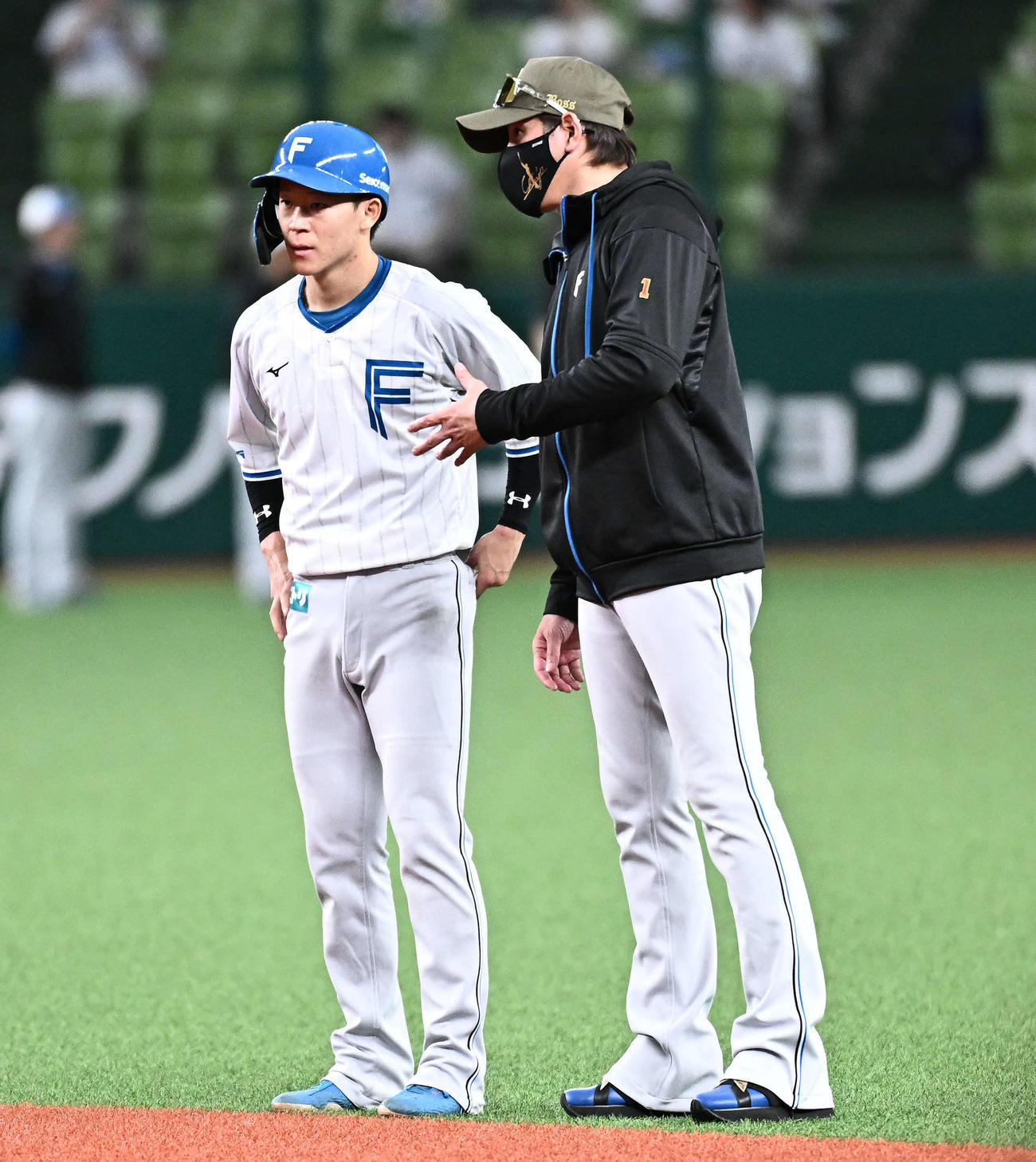 西武対日本ハム　試合前練習で日本ハム新庄監督（右）は矢沢に話す（撮影・滝沢徹郎）