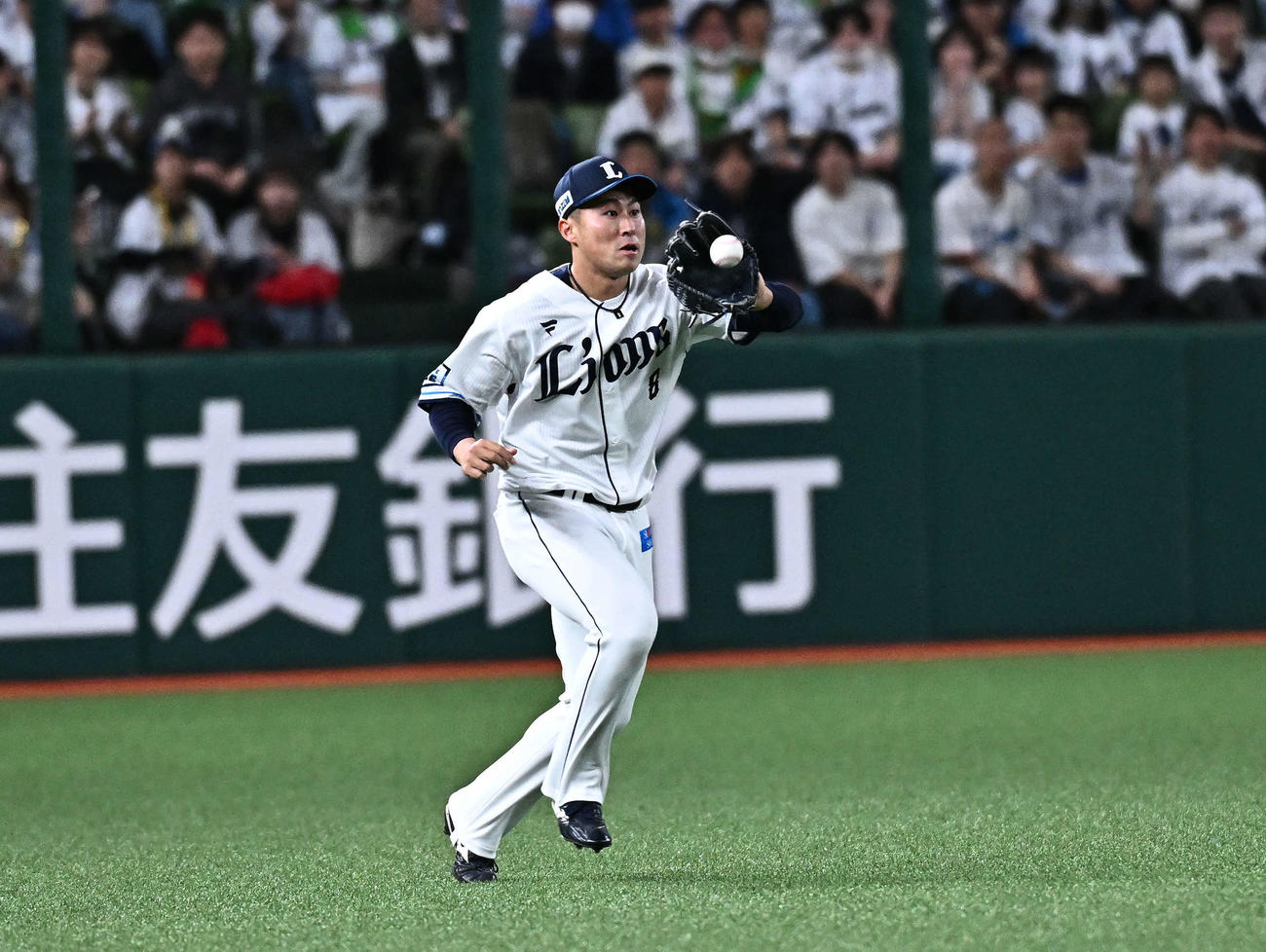 西武対日本ハム　2回表日本ハム1死二塁、万波の打球を好捕する左翼手渡部聖（撮影・滝沢徹郎）