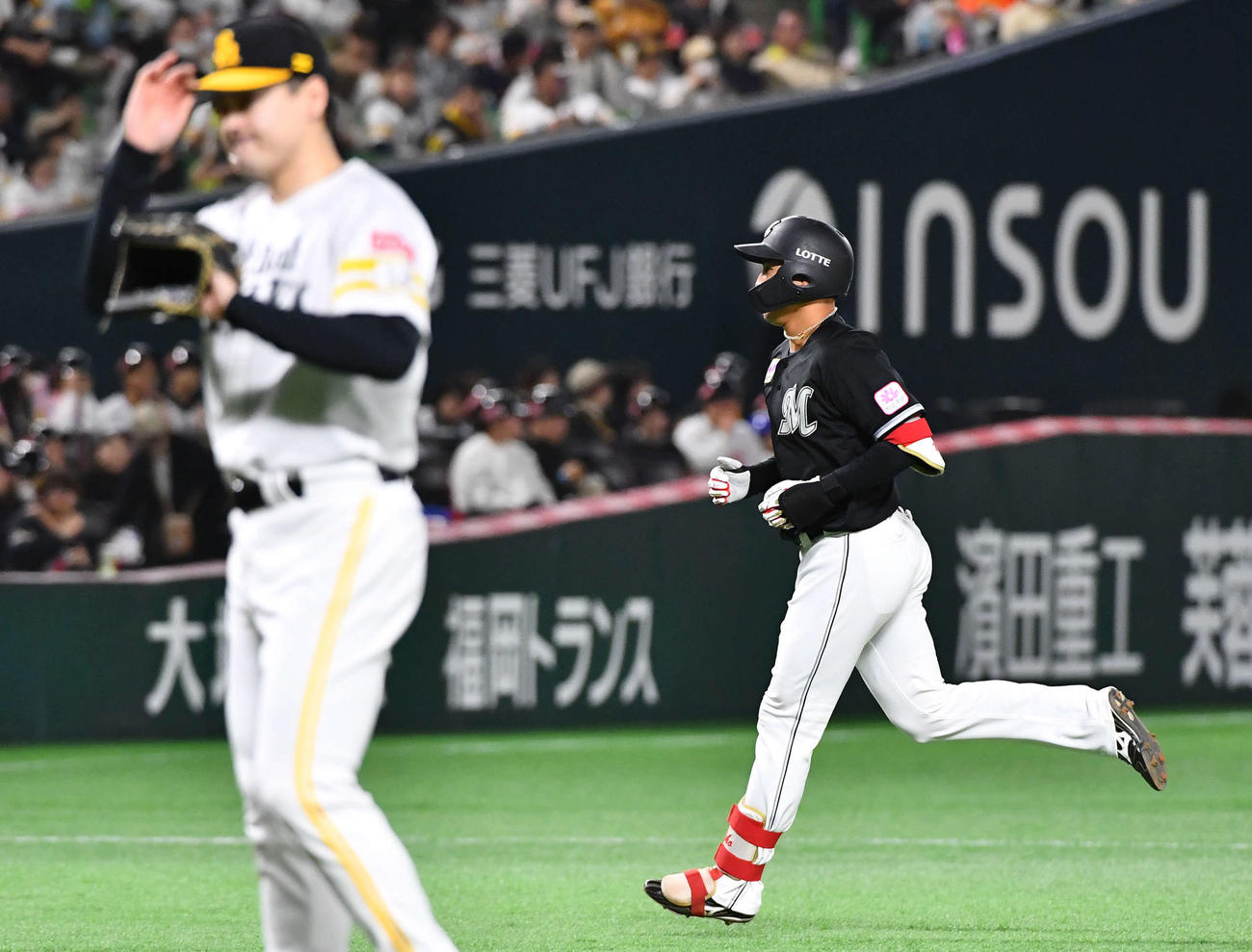 ソフトバンク対ロッテ　1回表ロッテ無死、右飛に倒れ、ベンチへ戻る西川。左は有原（撮影・岩下翔太）