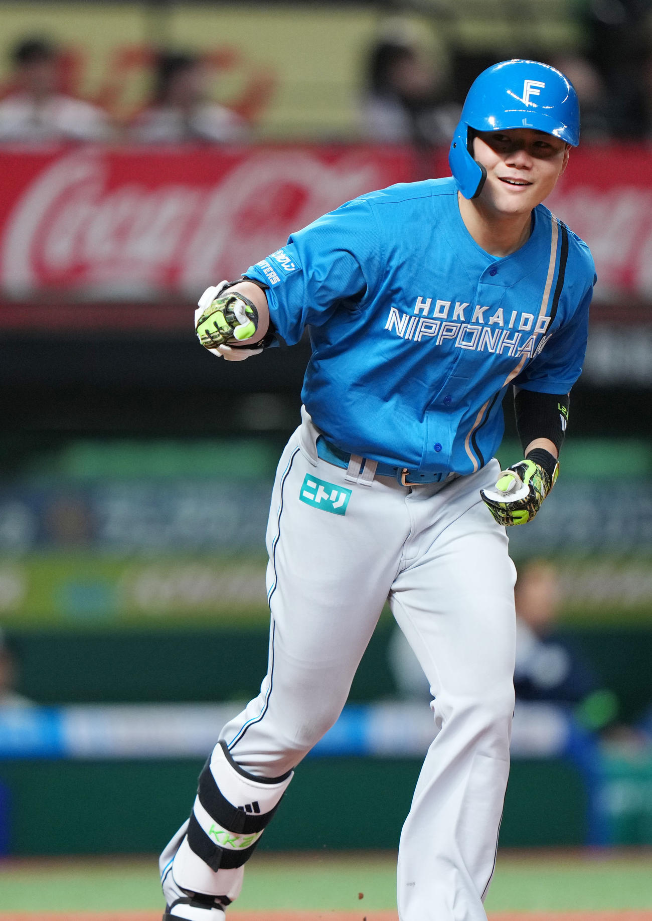 西武対日本ハム　7回表日本ハム無死、右越え本塁打を放ち、ベンチに向かってポーズを決める清宮（撮影・横山健太）