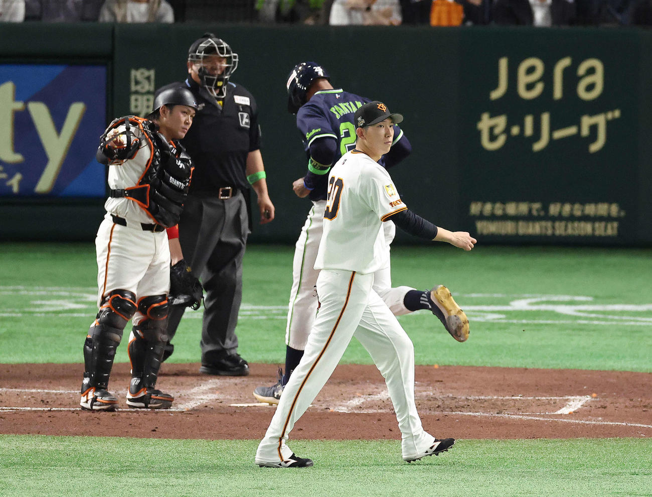 巨人対ヤクルト　5回表ヤクルト無死二、三塁、赤羽に左前先制適時打を浴びる戸郷（右）。左は甲斐（撮影・河田真司）