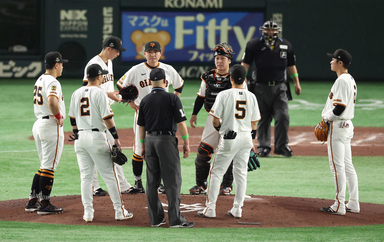 巨人対ヤクルト　5回表、マウンドに集まる巨人ナイン（撮影・河田真司）