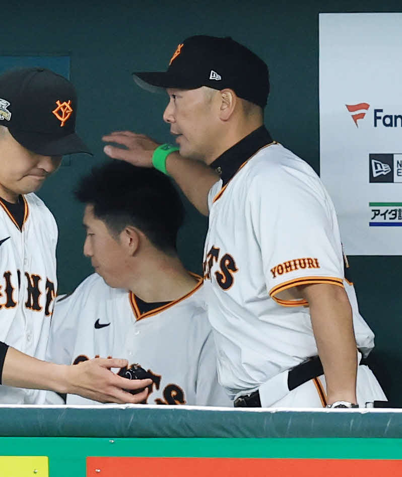巨人対ヤクルト　5回表ヤクルトに4点を奪われベンチに戻った戸郷（奥）は阿部監督から労われる（撮影・浅見桂子）