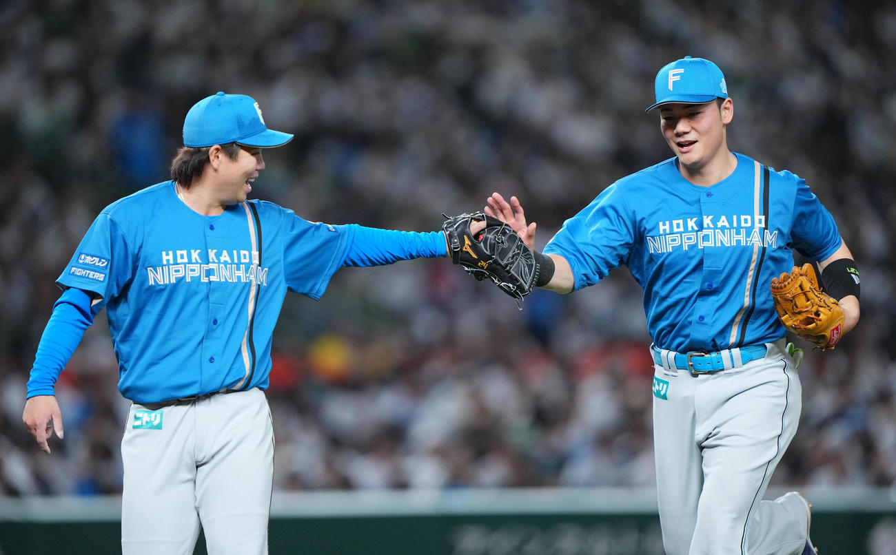 西武対日本ハム　7回裏を無失点に抑えタッチを交わす日本ハム金村（左）と清宮（撮影・横山健太）