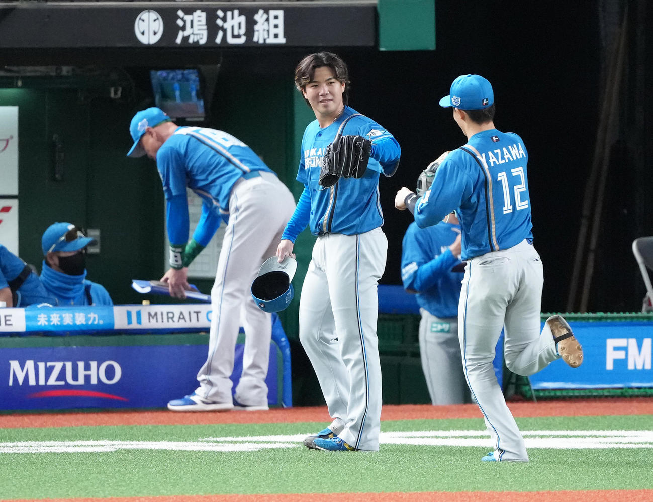 西武対日本ハム　7回裏西武の攻撃を無失点で終え、笑顔を見せる日本ハム金村（中央）（撮影・足立雅史）