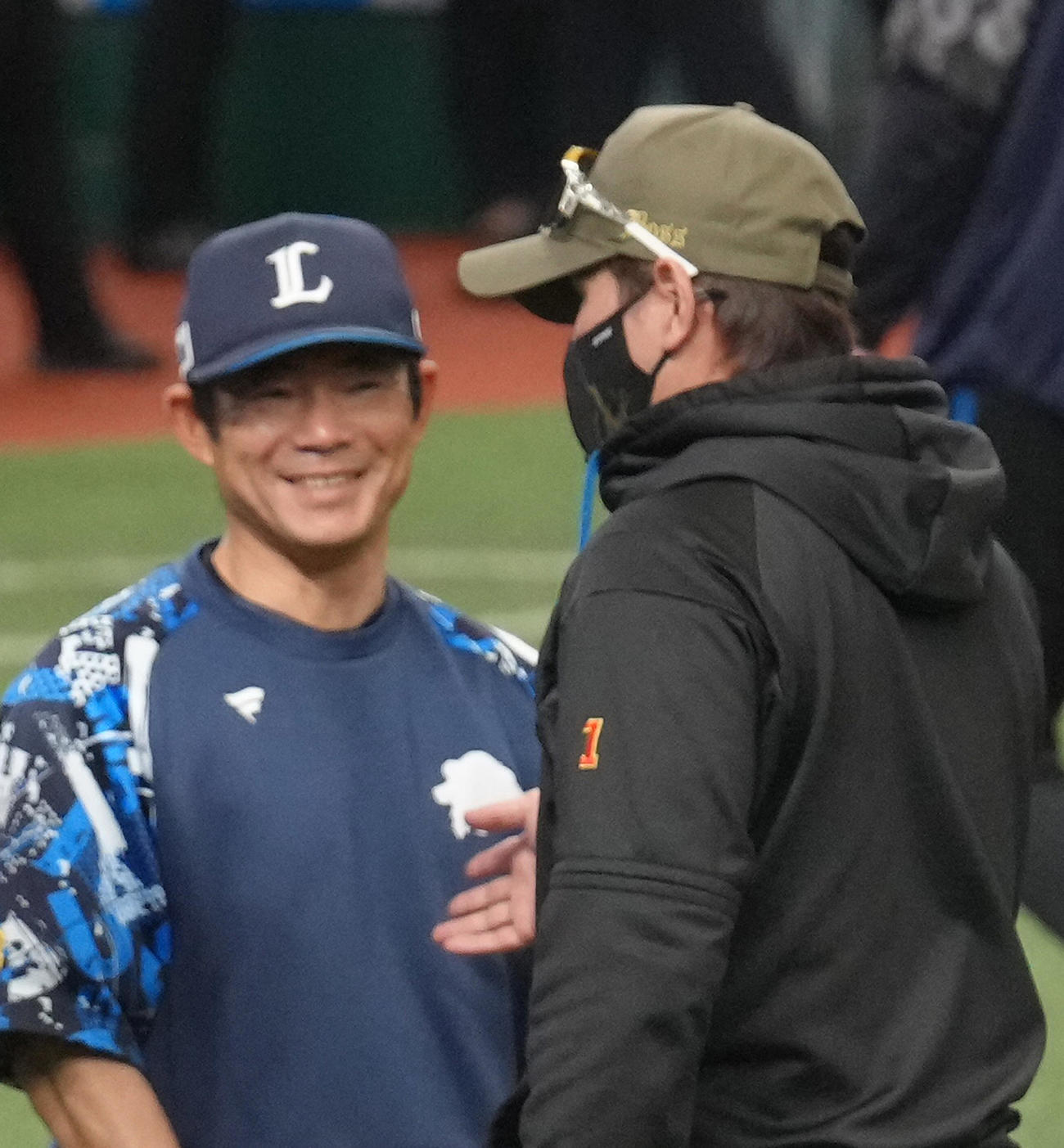 試合前、会話を交わす日本ハム新庄監督（右）と西武仁志コーチ（撮影・足立雅史）