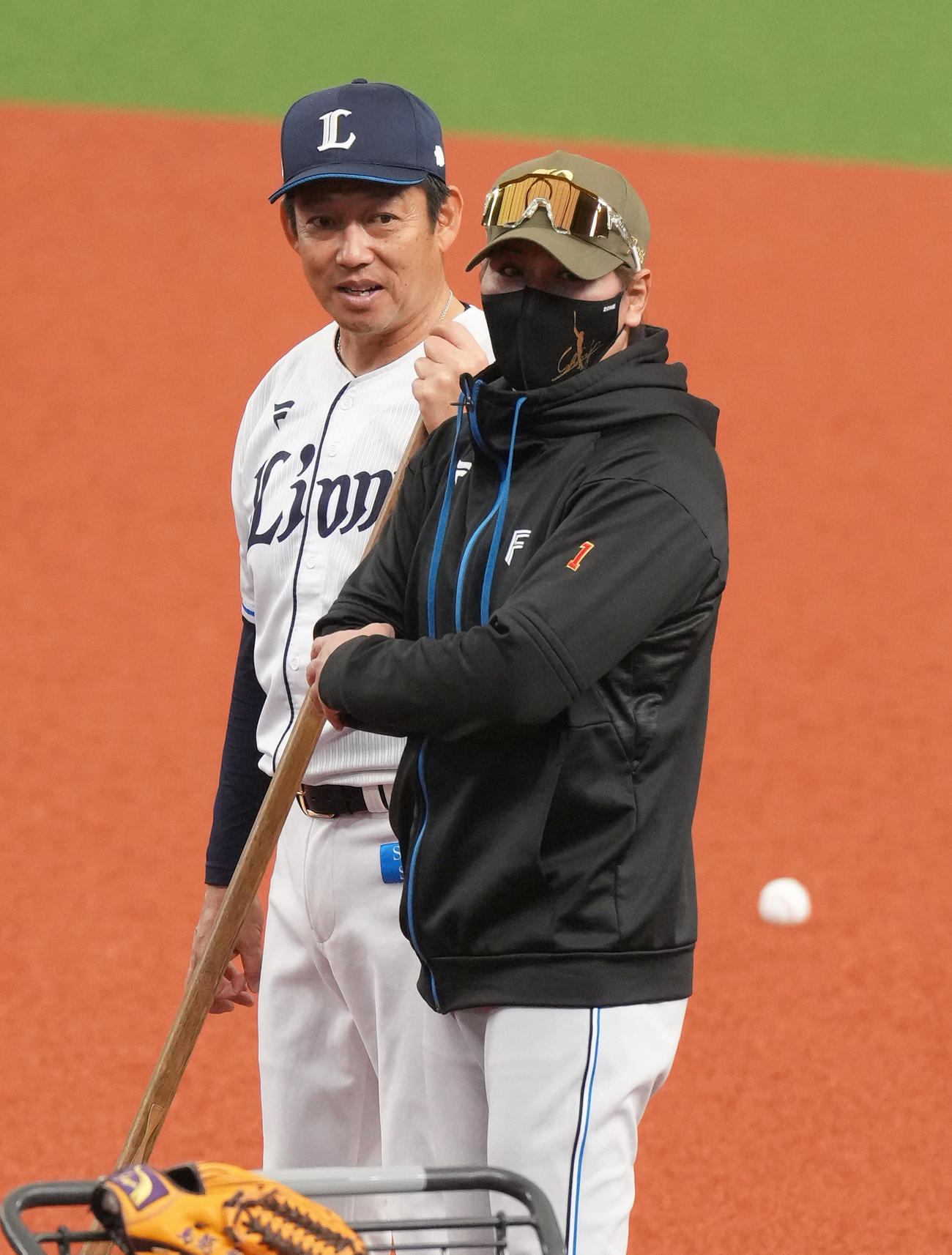試合前、会話を交わす日本ハム新庄監督（右）と西武鳥越コーチ（撮影・足立雅史）