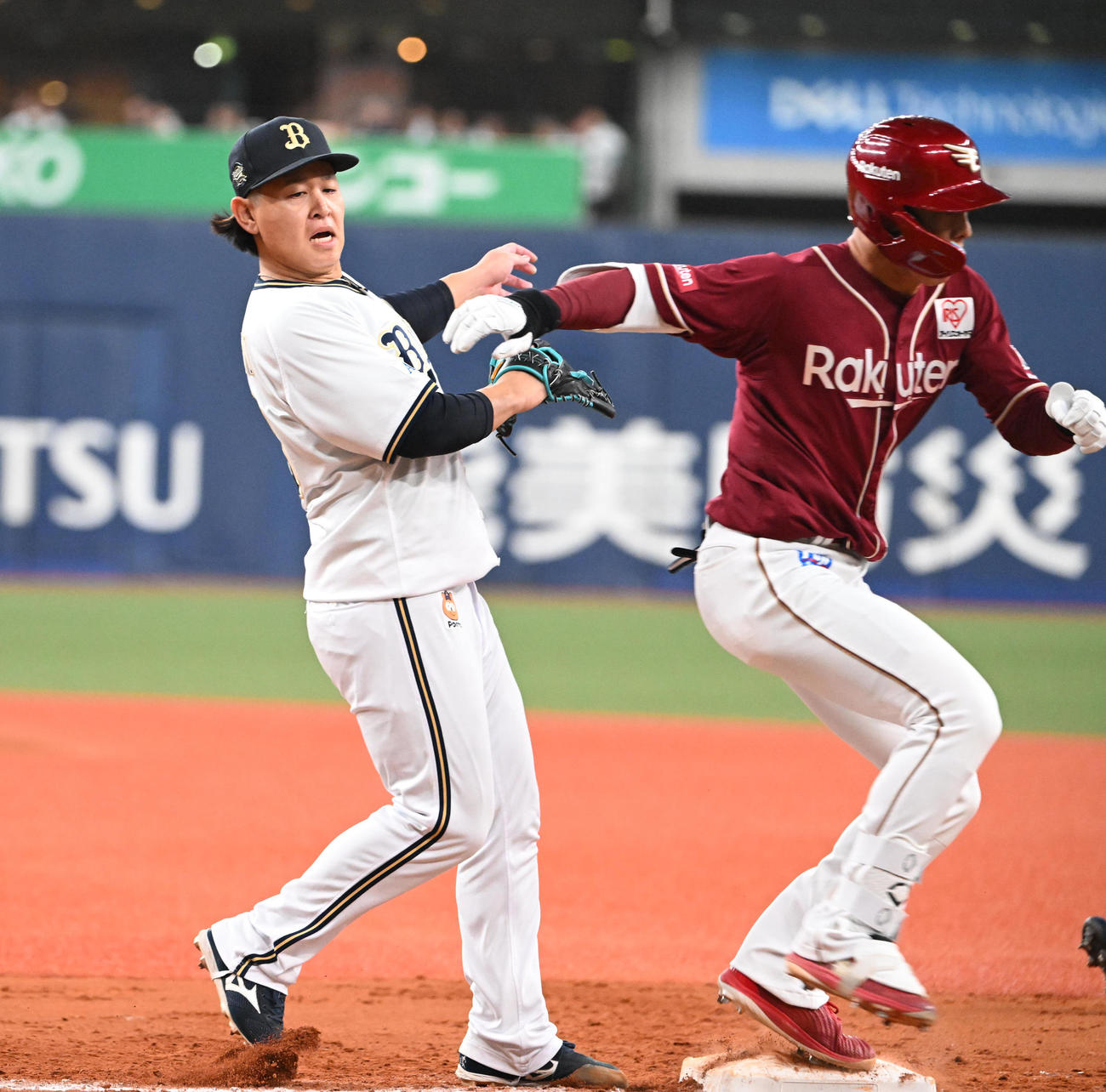 オリックス対楽天　8回表楽天1死、辰己涼介に一塁内野安打を浴びる宮城（撮影・和賀正仁）