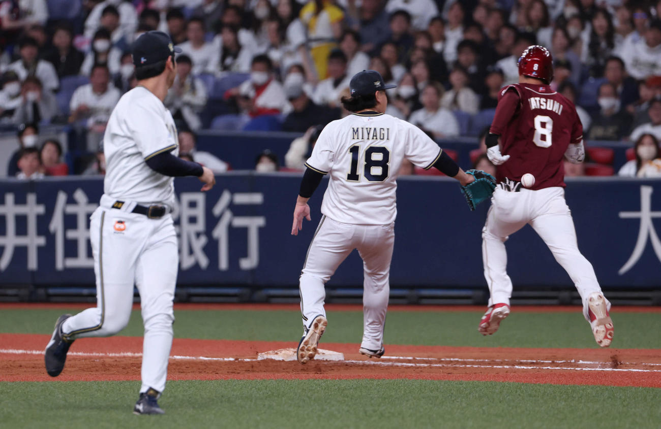 オリックス対楽天　8回表楽天無死、辰巳の打球は一塁へのゴロとなったが、太田（左）からベースカバーに入った宮城へのトスが乱れセーフ、内野安打となり完全試合は途切れた（撮影・西尾就之）