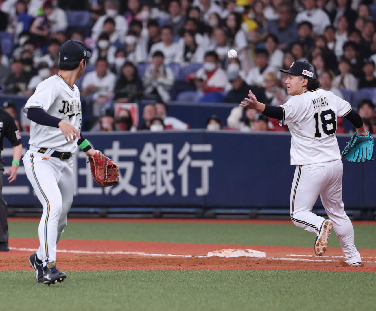 オリックス対楽天　8回表楽天無死、辰巳の打球は一塁へのゴロとなったが、太田（左）からベースカバーに入った宮城へのトスが乱れセーフ、内野安打となり完全試合は途切れた（撮影・西尾就之）