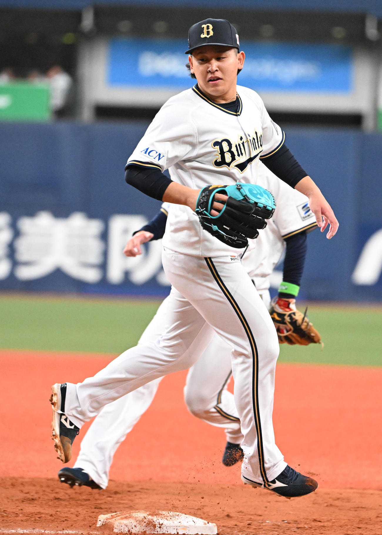 オリックス対楽天　8回表楽天1死、辰己涼介に一塁内野安打を浴びる宮城（撮影・和賀正仁）