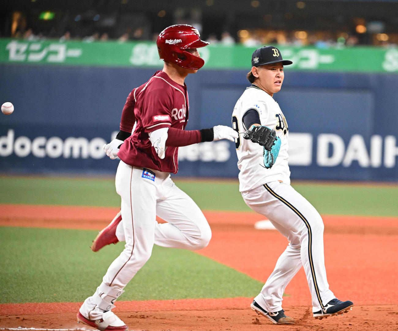 オリックス対楽天　8回表楽天1死、辰己涼介に一塁内野安打を浴びる宮城（撮影・和賀正仁）