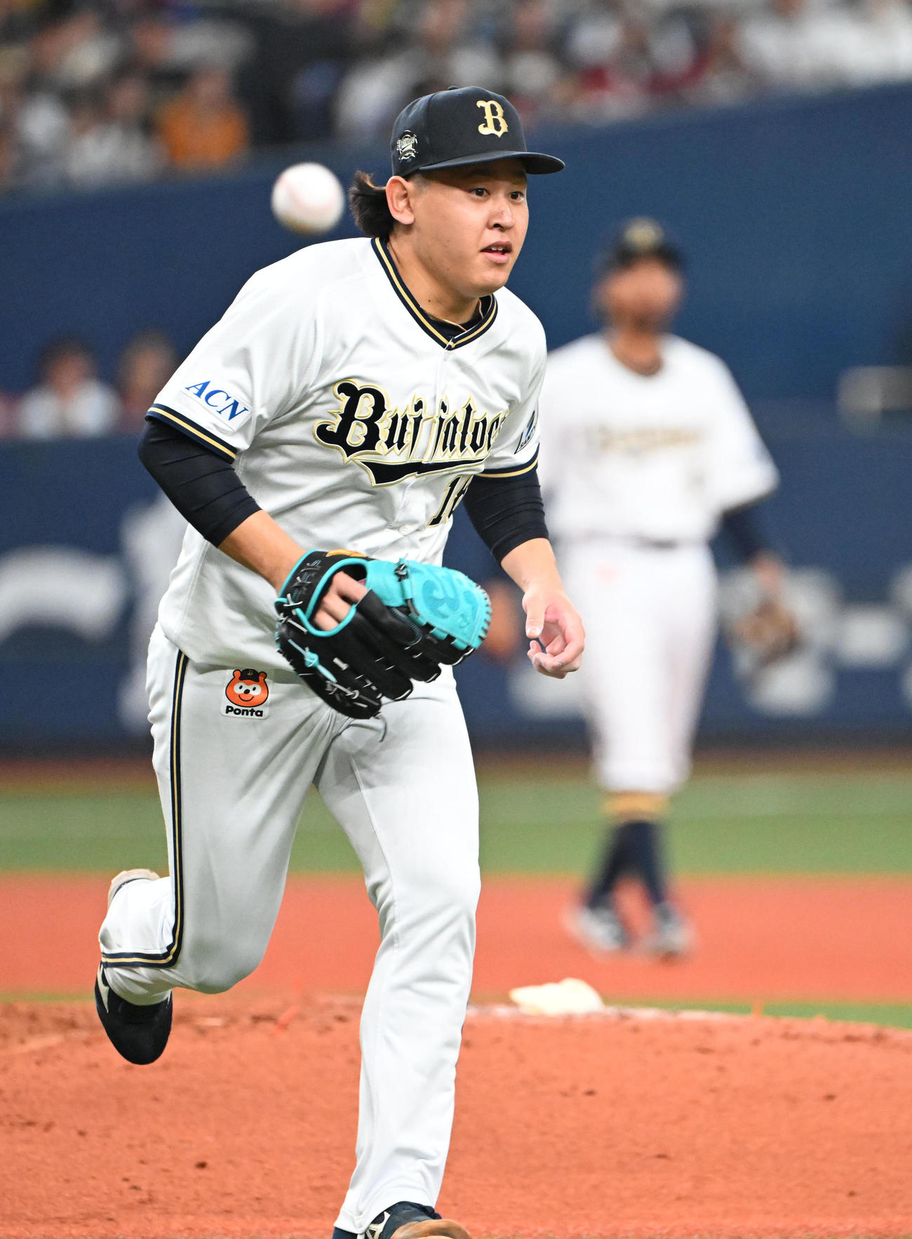オリックス対楽天　8回表楽天1死、辰己涼介に一塁内野安打を浴びる宮城（撮影・和賀正仁）