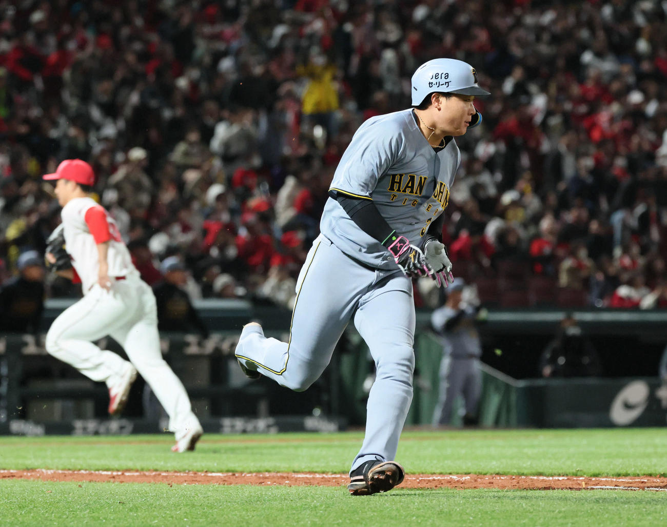 広島対阪神　8回表阪神2死一、二塁、大山は右適時打を放つ。左は塹江（撮影・加藤孝規）